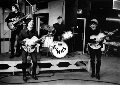 Quel groupe de musique a écrit la chanson « Waterloo Sunset » ?