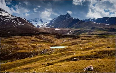 Laquelle de ces propositions sur le Kirghizistan est vraie ?