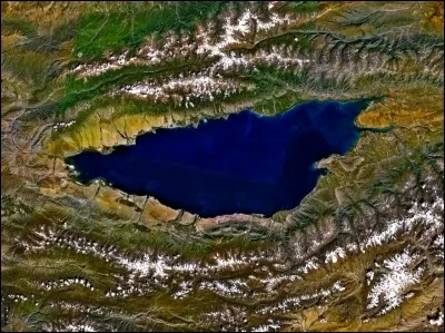 Lequel de ces lacs se situe au Kirghizistan ?