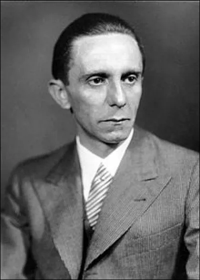 Goebbels était ministre de l'Éducation du peuple et de la Propagande.