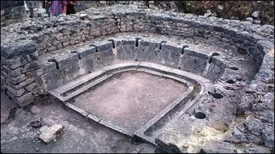 Hommage à Vespasien, mort en 79 d'une colique frénétique en s'écriant : « Un empereur doit mourir debout ! » Faisant un effort pour se lever, il expira dans des bras bienveillants. Voici un exemple de latrines communes. Dans quelle ville célèbre ?