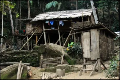 Voyageons encore un peu plus à l'est, en Birmanie plus exactement. Qu'aperçoit-on sur la droite de l'image ?