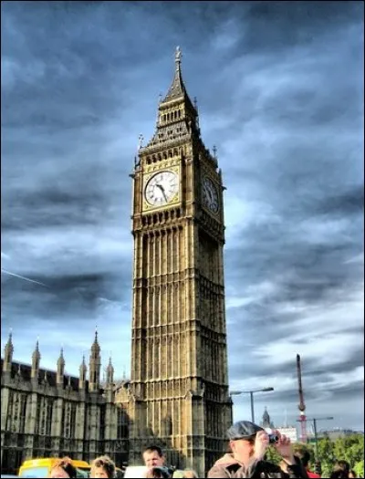 Au sommet de quel édifice se trouve l'horloge britannique surnommée Big Ben ?