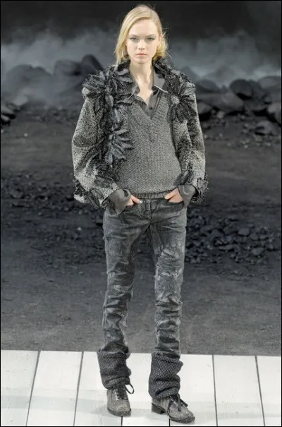 Parmi les pionnières de la Haute couture, qui est celle à qui appartient cet ensemble, et à qui l'on doit la célèbre petite robe noire créée en 1926 ?