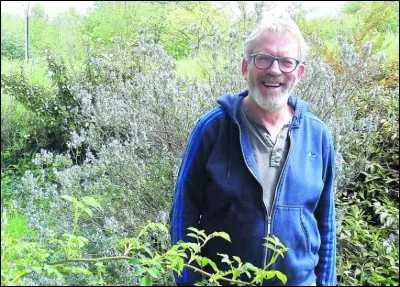 Cet auteur, compositeur, interprète est né à La Haye le 9 mai. Bien que Néerlandais il écrit principalement des chansons en français.