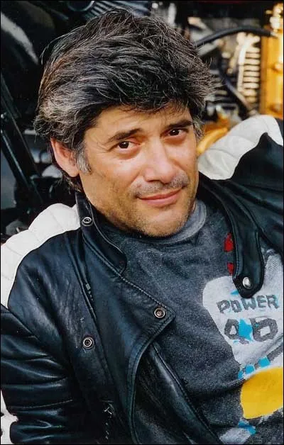 Cet acteur français est né le 7 décembre à Paris dans une famille d'origine grecque. Nous l'avons vu au cinéma, à la télévision et au théâtre.