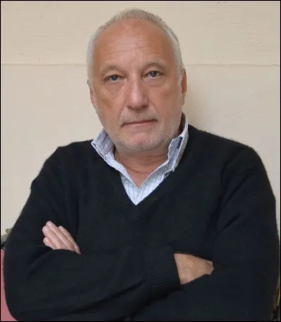 C'est un acteur français d'origine arménienne et russe, né à Paris le 22 avril. Il a mis assez longtemps pour être vraiment connu du public et pourtant il a tourné énormément.