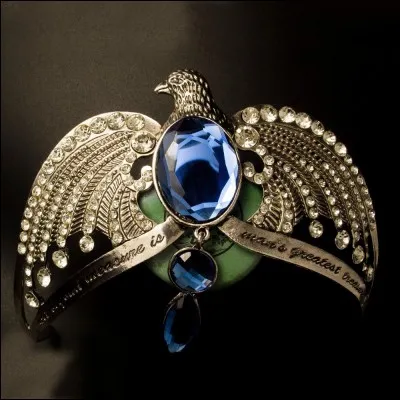 Qui aide Harry &agrave; trouver la tiare de Serdaigle en premier ?