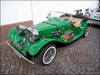 Quelle est cette voiture anglaise ?