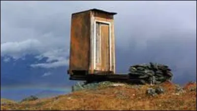 Voilà, vous êtes presque arrivés au bout du voyage... Il y a encore 6 h jusqu'à Irkoustk, la prochaine gare : de quel train descendrez-vous pour vous précipiter vers ces commodités rustiques et quelques peu périlleuses ?