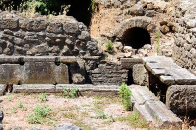 C'est dans la cité de Dion que l'on découvre les plus anciennes latrines de Grèce, datant du Ve s. avant notre ère. Mais à quel dieu était consacrée cette ville ?
