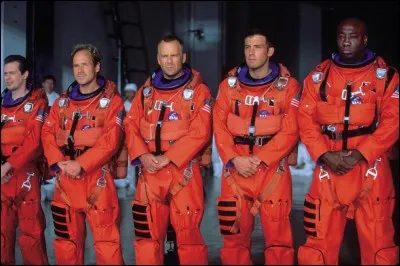 Dans une genre de situation catastrophe, Harry Stamper tentera de détruire un astéroïde menaçant de percuter la Terre. Quel est ce film de 1998 ?