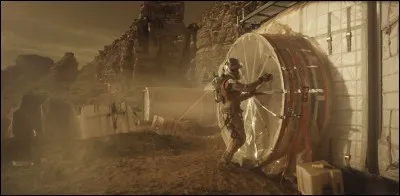 Un astronaute est laissé pour mort par ses coéquipiers. Il tentera de survivre et de contacter la Terre par tous les moyens. Quel est ce film de 2015 ?