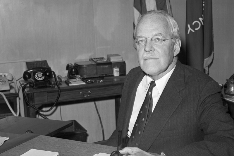Ce directeur de la CIA, nommé par Eisenhower, est resté en poste 8 ans; il démissionne en 1961 à la suite de l'échec de la baie des cochons. De qui s'agit-il ?