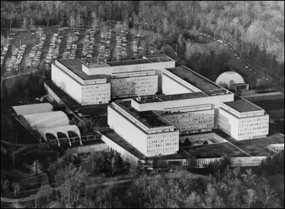 Quels sont les trois symboles de la CIA, figurant sur son blason ?