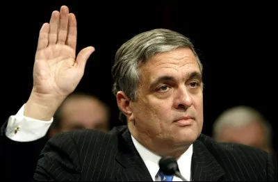 Directeur de la CIA nommé par Clinton, il est à la tête de l'agence lors du 11 septembre. Malgré les fortes pressions des néo-conservateurs autour de Bush, il se refuse à affirmer que des liens existaient entre Al Qaïda et Saddam Hussein. Il démissionne après l'invasion de l'Irak, le 11 juillet 2004. De qui s'agit-il ?