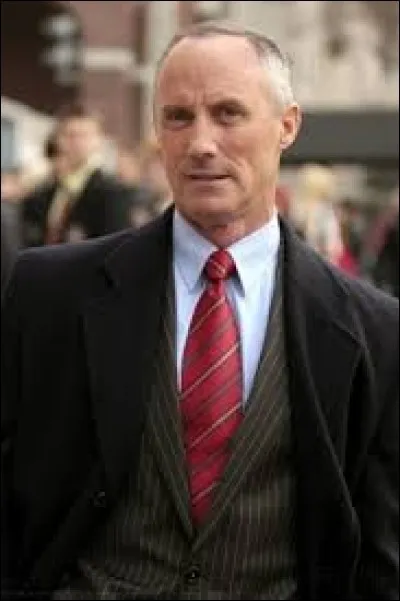 Comment s'appelle le père de Chuck ?