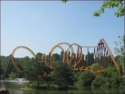 Ces montagnes russes en métal du Parc Astérix ont été construites par Vekoma.