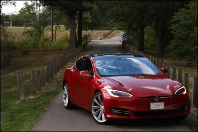T : Hormis d'être électrique, quelle est la particularité de Tesla ?