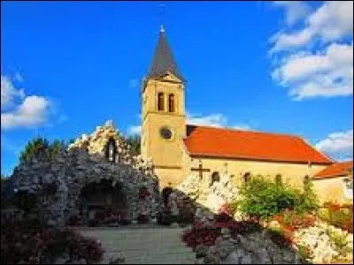 Voici l'église Saint-Georges de Narbéfontaine. Commune Mosellane, elle se situe dans la nouvelle région ...