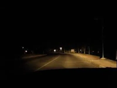 Quand on roule dans une agglomération non éclairée la nuit, on utilise les feux de croisement.