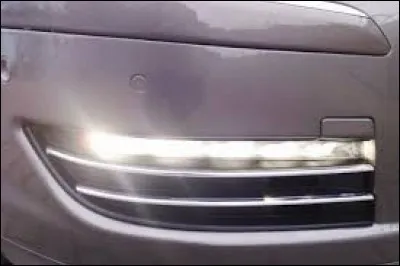 Sur une voiture, les deux feux diurnes se trouvent à l'arrière.