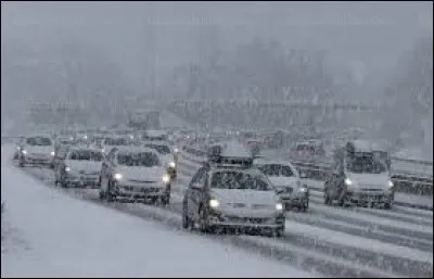 On utilise les feux de brouillard arrière uniquement par temps de brouillard ou de fortes chutes de neige.