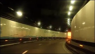 Dans un tunnel éclairé, on utilise toujours les feux de route.