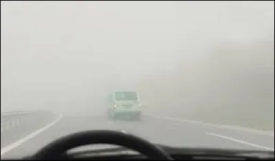 Quand on roule par temps de brouillard en plein jour, on peut allumer les feux de brouillard avant et arrière en complément des feux de croisement.