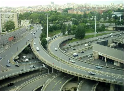 Le boulevard périphérique de Paris est une voie circulaire, d'une longueur de 35,04 km, qui fait le tour de la capitale française.