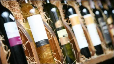 La bouteille de vin est généralement en plastique.