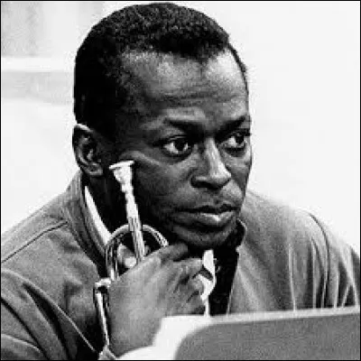 En 2016, quel jeune chanteur écoute du Miles Davis ?