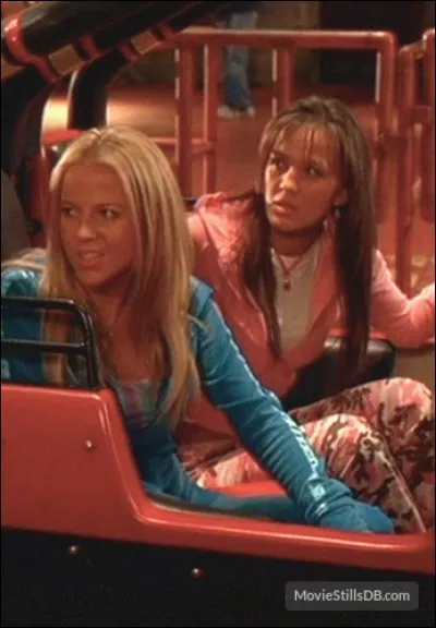 Dans le 3e épisode, qui est assis derrière Ashlyn et Ashley dans le grand huit ?