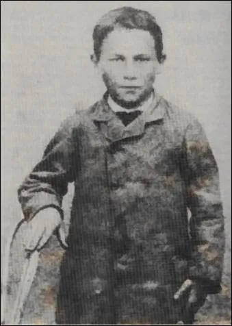 Comment s'appelle le garon que sauvera Pasteur en lui administrant un vaccin contre la rage?