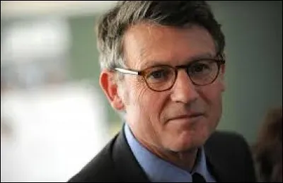 Quel candidat des primaires a pondu une réforme sur les rythmes scolaires très critiquée quand il était ministre de l'éducation ?