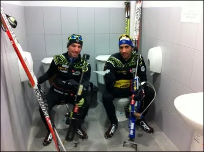 Ne me demandez pas l'utilité de ces toilettes à deux places ! L'image en témoigne, elles furent bien en usage. Où donc ?