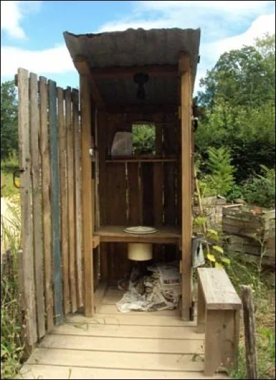 Récréation poétique > "La cabane au fond du jardin / C'est là où il fait ses besoins / Il y a des mouches qui bourdonnent / Et des abeilles qui ... " (Complétez en respectant la rime et le sens !)