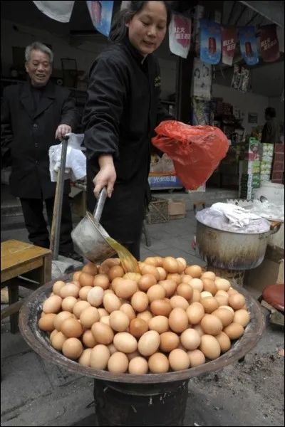Mais que fait donc cette femme du Zhejyang, province chinoise au sud de Shanghai, versant de l'urine chaude sur ses ufs ?