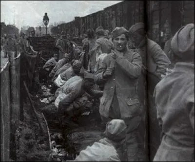 "Quand il faut y aller, faut y aller !" À la guerre comme ailleurs. Mais comment s'appellent ces lieux d'aisance provisoires et en plein air, que jadis connurent aussi les scouts ?