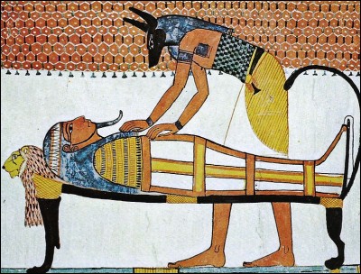 C. Elle adore la mythologie égyptienne. Quel dieu a une tête de chacal ?