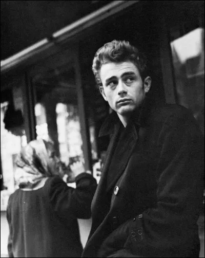 Né le 8 février 1931, mort à 24 ans, cet acteur a été tout un symbole pour la jeunesse américaine. Qui est-ce ?