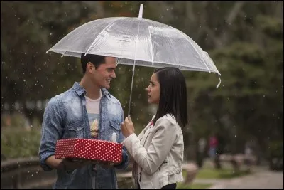Pourquoi Franky se met-elle en dessous du parapluie de Cristian ?