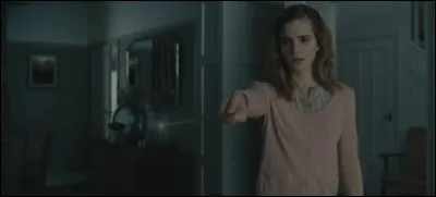 Quel sort lance-t-elle sur ses parents ?