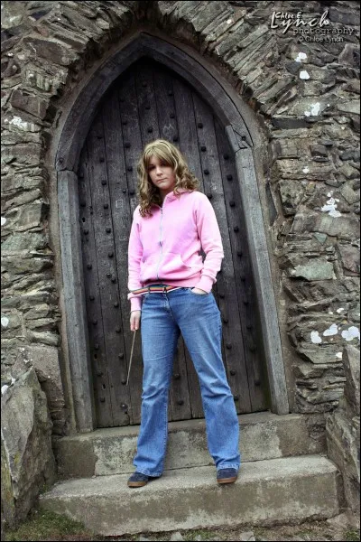 À qui Hermione met-elle un coup de poing ?