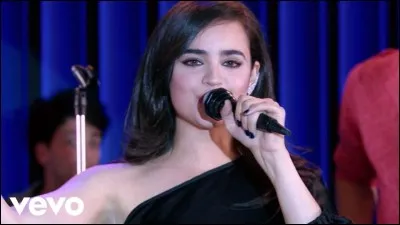 Dans l'épisode 72, Luna est contente de chanter avec...