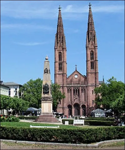 Dans quel pays se situe Wiesbaden ?