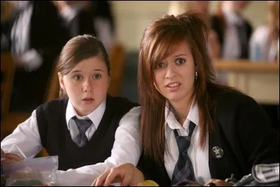 Comment s'appellent les deux filles qu"Aurélie et Kat n'aiment pas à leur école ?