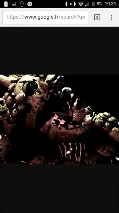 Que fait Springtrap sur cette photo ?