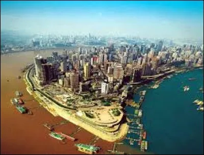 Sa superficie est de...