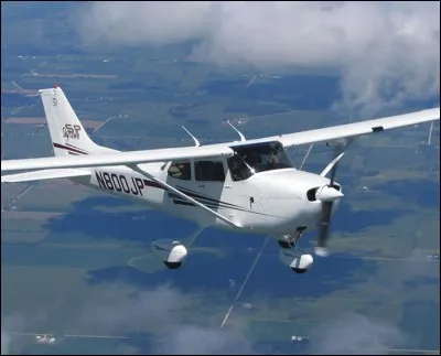 Sur quel axe agit-on en bougeant le manche longitudinalement ?